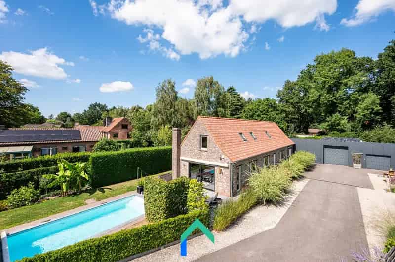 Gererenoveerde hoeve te Landegem Deinze
