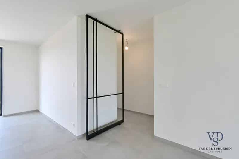 Halfopen Bebouwing met Buitenberging en Carport