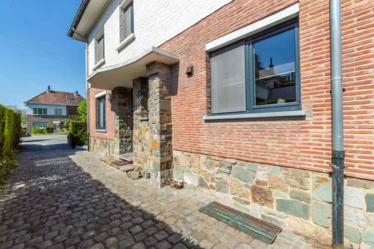 Ruime 3 Slaapkamer Driegevelwoning met Tuin Garage en Oprit
