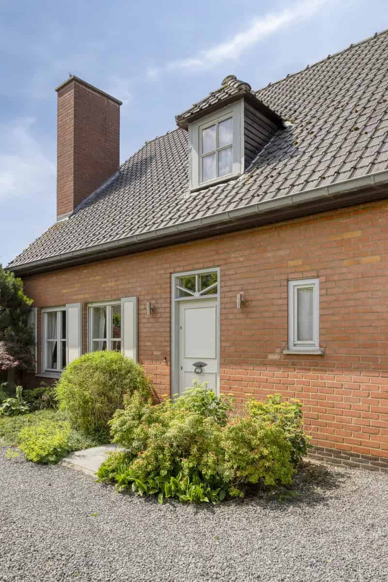 Huis te huur Vichte: Ruime villa met tuin en garages