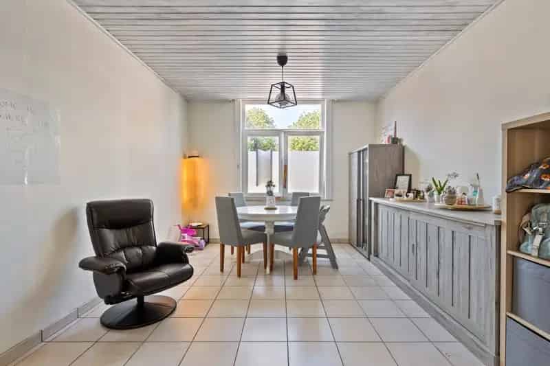 Huis te koop Oostrozebeke - Op te knappen woning in rustige woonwijk