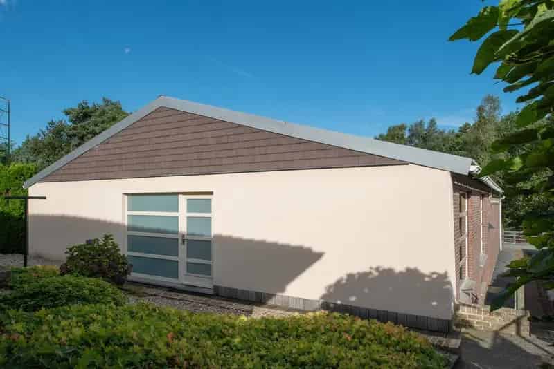 Bedrijfsgebouw met Energiezuinige Gelijkvloerse Woning
