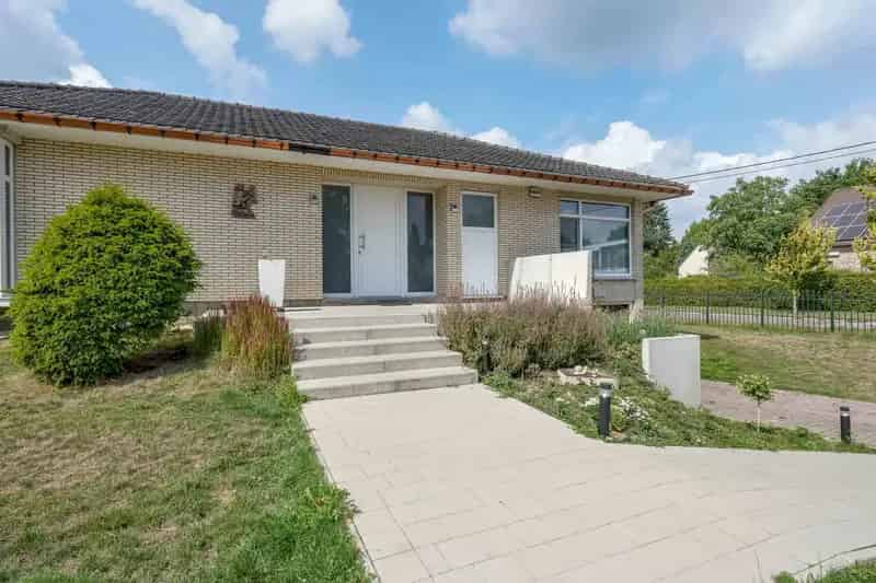 Instapklare woning met 2 slaapkamers, ruime living en inpandige garage in een rustige buurt