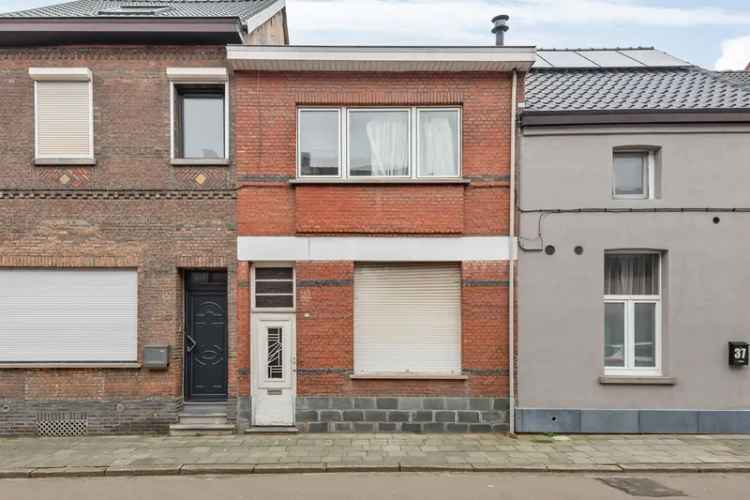 Te renoveren woning met 2 slaapkamers en terras in Boom