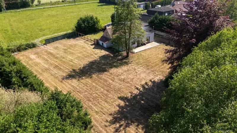 Te renoveren woning met bijgebouw 2613m2
