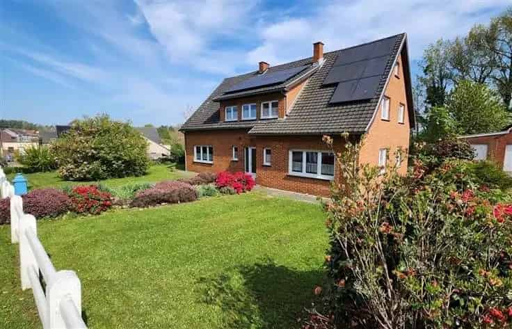 Huis Te Koop Ruime woning met 5 slaapkamers en tuin