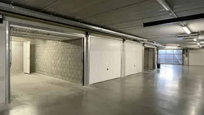 Garagebox te huur Brugge - Ruime box met berging