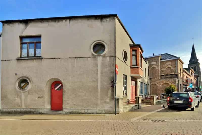 Te renoveren woning met grote garage