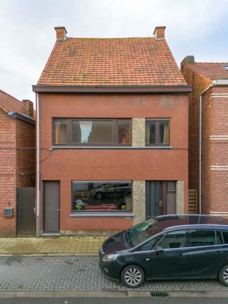 Huis te koop met drie ruime slaapkamers en een zonnige tuin