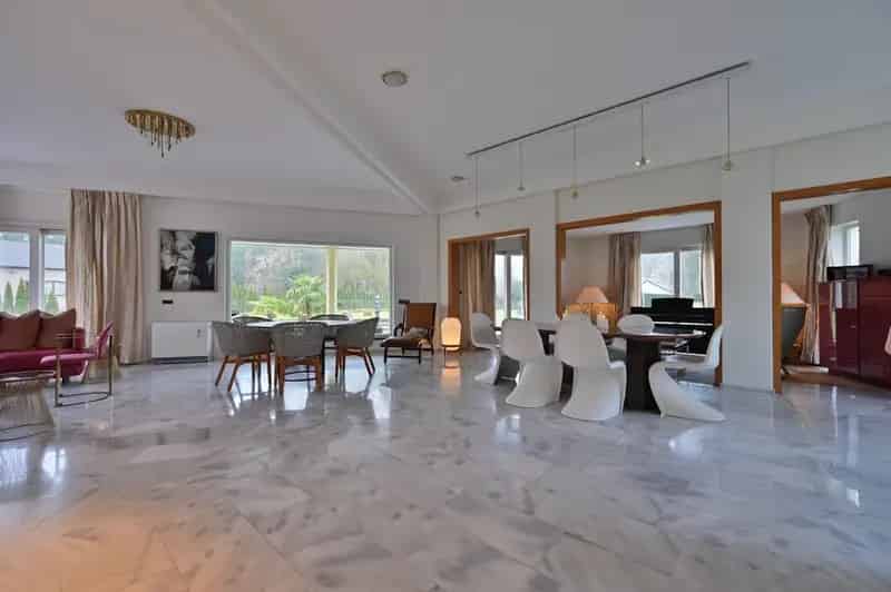 Moderne Villa te Neerharen Ruime Villa in Goudkust