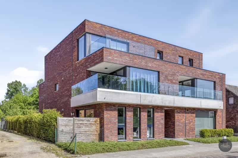 Lichtrijk gelijkvloers appartement te Schriek met tuin