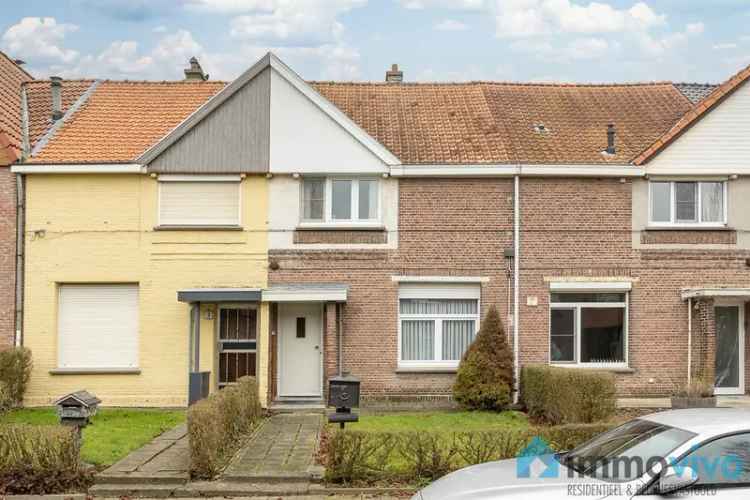 Te renoveren woning met 3 slaapkamers, garage en grote tuin.