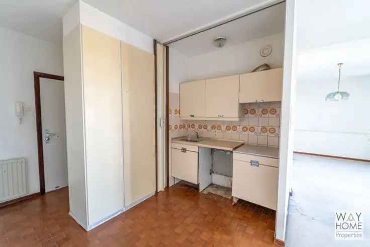 Studio Te Koop Te renoveren met Terras en Kelder