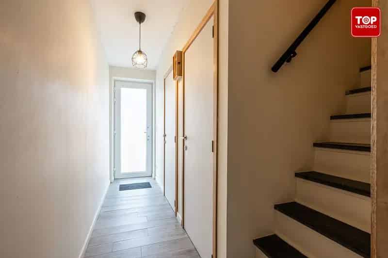 Halfopen Woning met Tuin en Garage