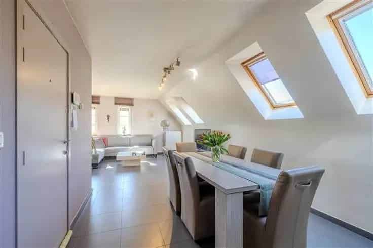 Te Koop: Ruim Dakappartement met Terras Autostaanplaats en Kelder