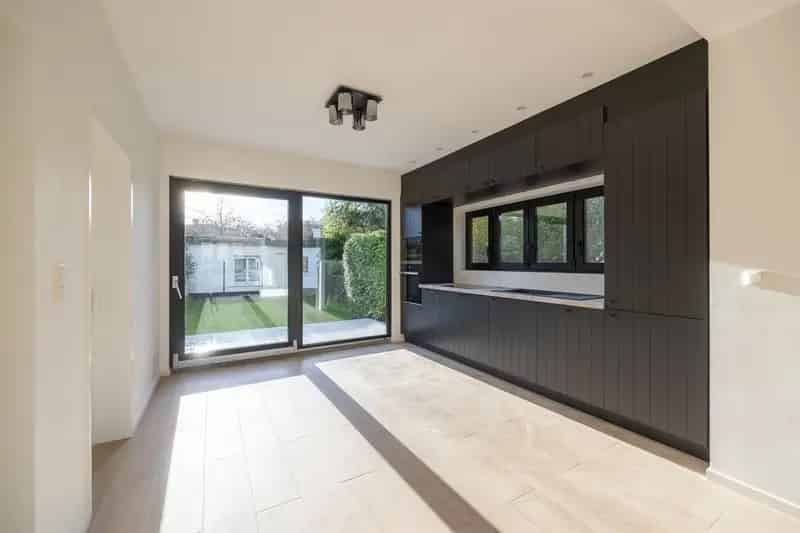Huis te huur Brasschaat: Gerenoveerde halfopen woning met dubbele garage