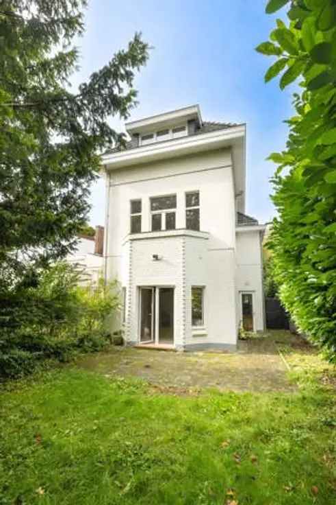 Te koop charmante villa met 4 slaapkamers en tuin nabij Europese School