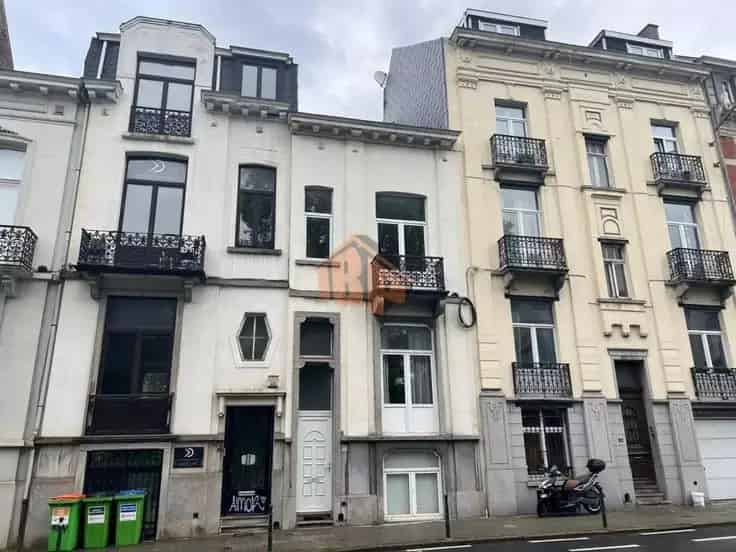 Huis Te Koop Etterbeek EU Wijk 8 Slaapkamers Tuin
