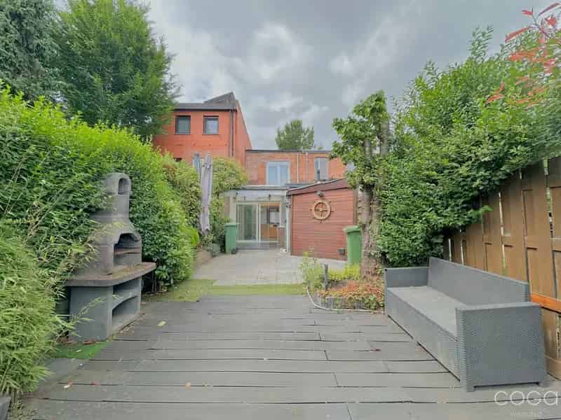 Huis te Huur Merksem: Charmante Woning met Diepe Tuin