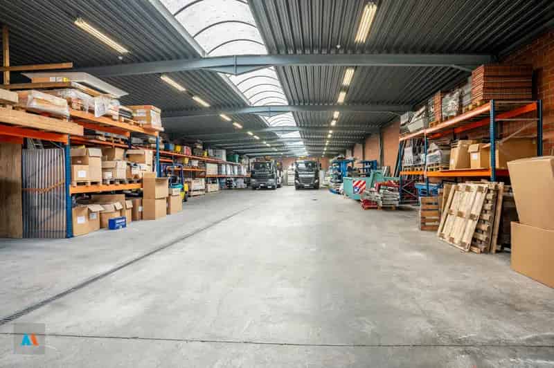 Huis te huur Loenhout: Instapklare gezinswoning met magazijn en kantoor