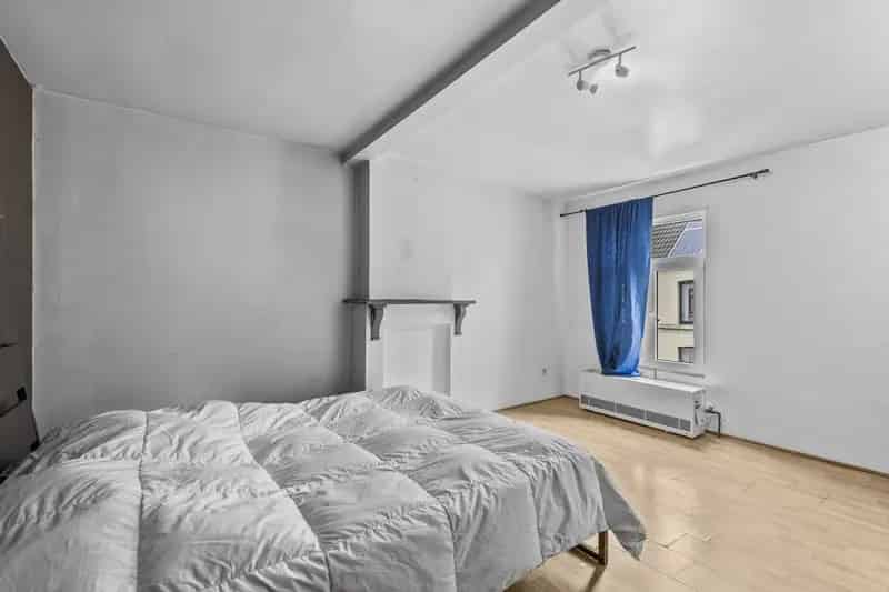 Huis te koop: Te renoveren woning op centrale ligging