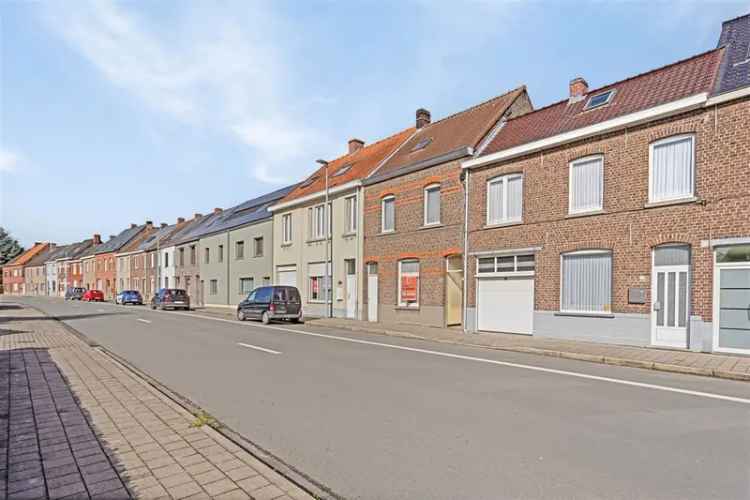 Te renoveren woning met tuin en toegang achteraan.