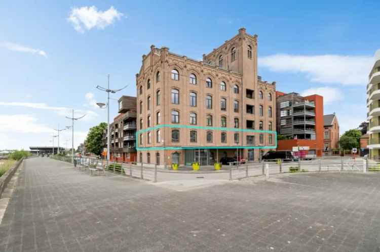 Ruime Loft 360m² met 4 Slaapkamers en Waterzicht