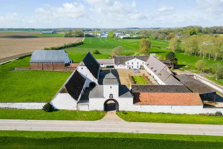 Te koop agrarisch domein met rustieke charme in Thorembais-les-Béguines