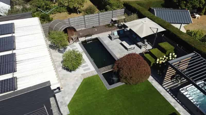 Gerenoveerde woning met bijgebouw en prachtige tuin!