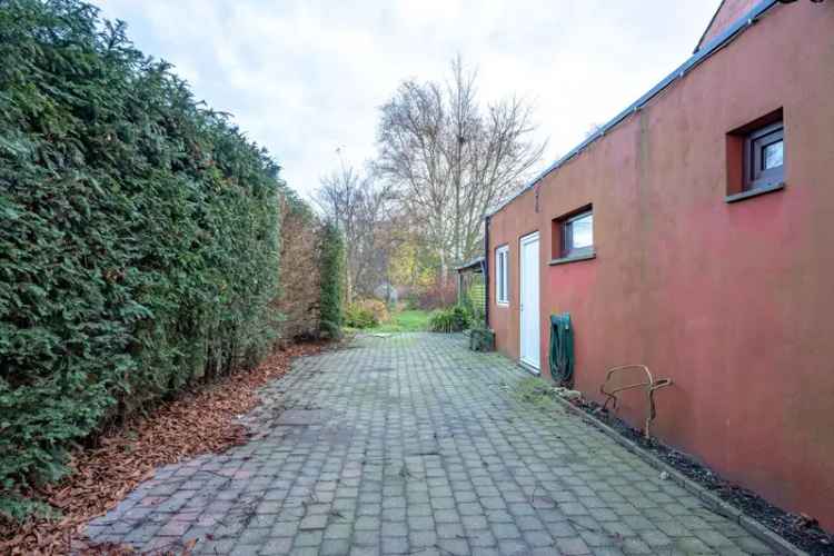 Te koop halfopen bebouwing met 2 slaapkamers ruime oprit en tuin