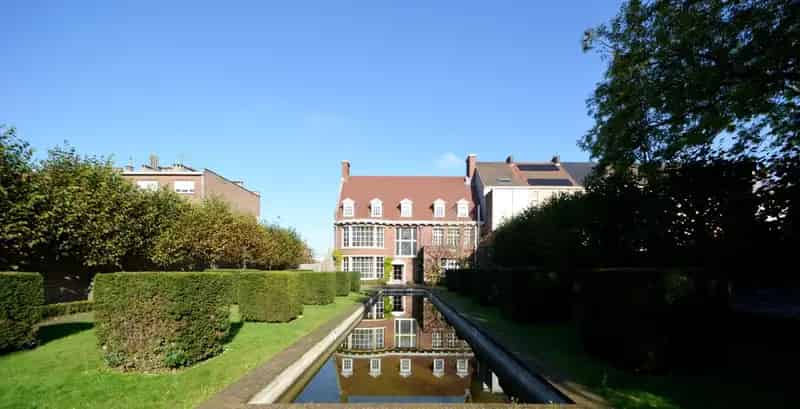 Imposant Kantoorgebouw Met Parking Aan De Rand Van De Stad