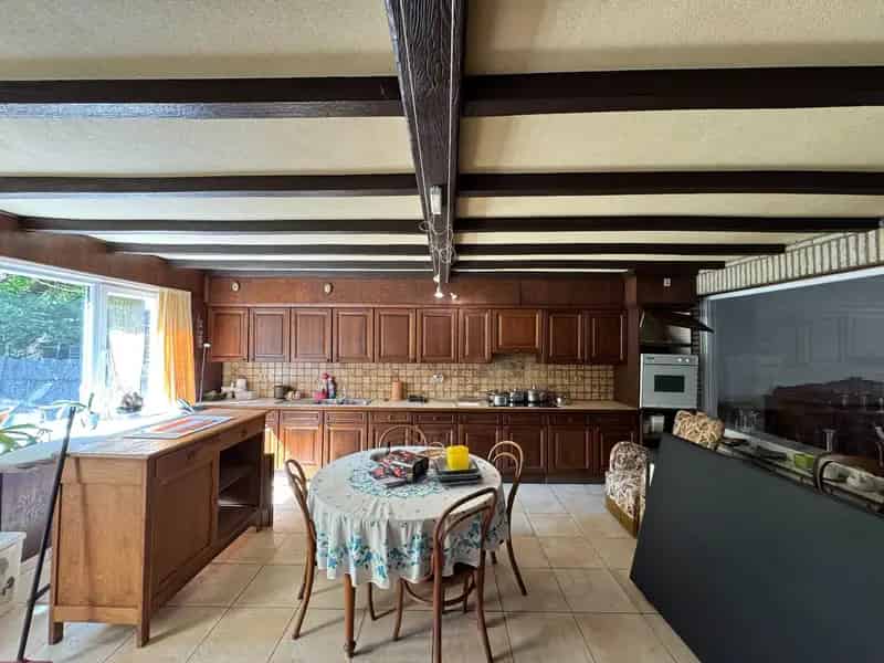 Ruime 4-gevelwoning met landgebouw te renoveren