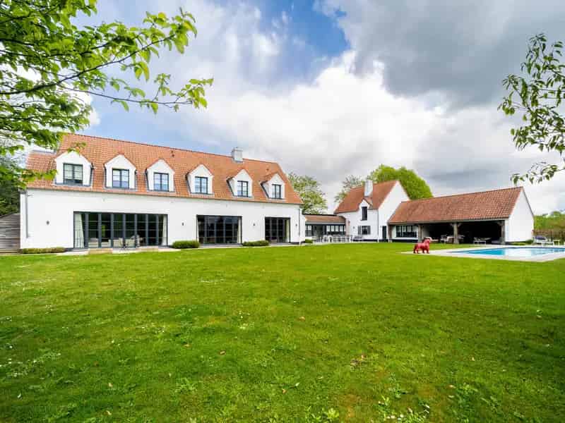 Huis te koop Ohain: Luxe villa 679m² met zwembad en 4 slaapkamers