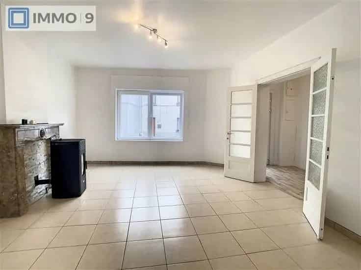 Huis te Koop Gilly 2 slaapkamers 3 garages