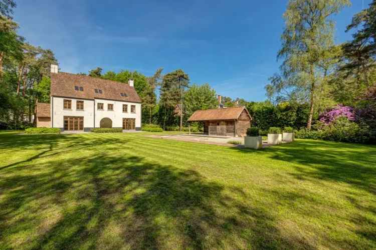 Te koop villa in Brasschaat met 6 slaapkamers en prachtige parktuin