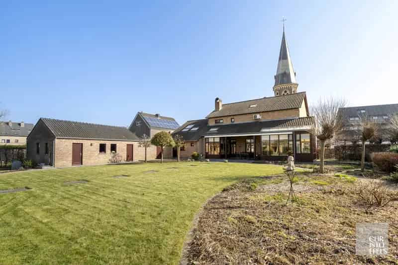 Vrijstaande woning met praktijkruimte te koop