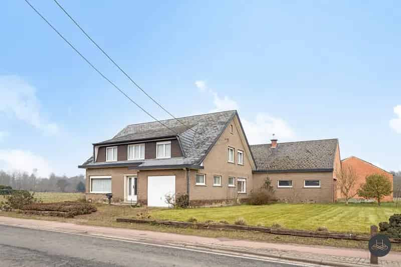 Ruime woning met aanhorigheden op 1ha32ca