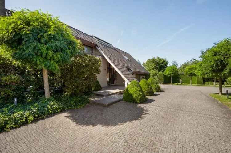 Architecturale woning met bijhorend stuk bouwgrond