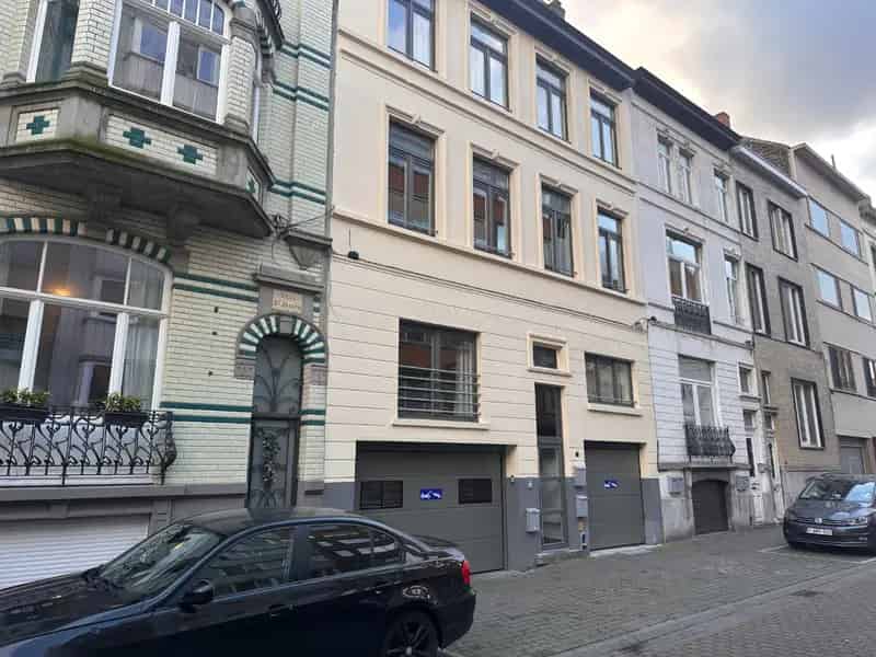 Garage te Huur - Ruime Overdekte Staanplaats - Centrale Ligging
