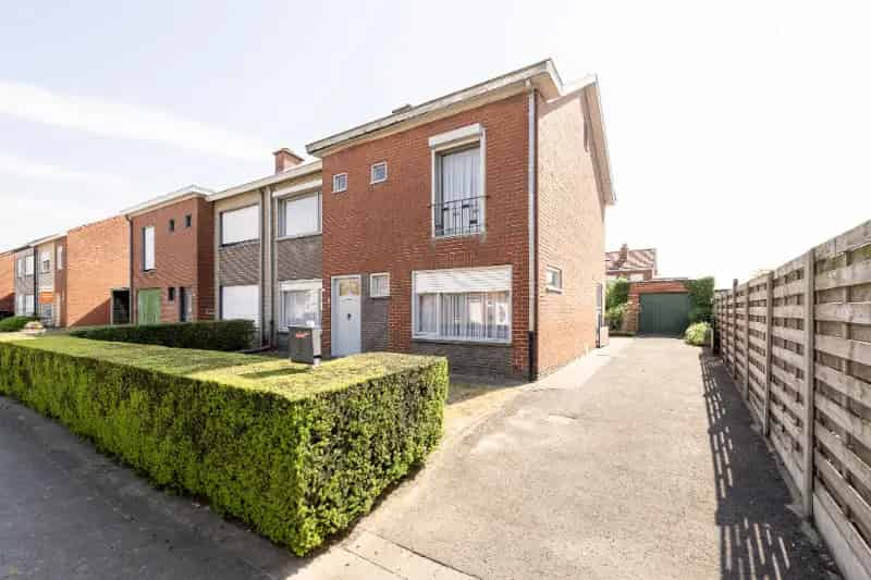 Huis te koop: 4 slaapkamers, garage, grote tuin