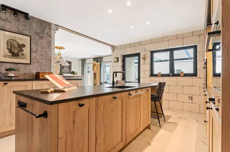 Knappe laagbouwwoning en groot bijgebouw met tuin en zwembad