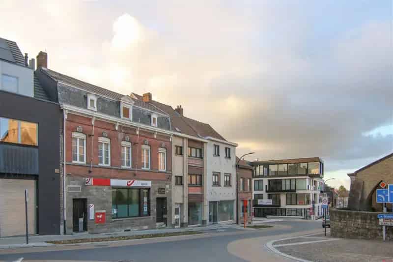 Handelspand met Magazijn of Projectgrond