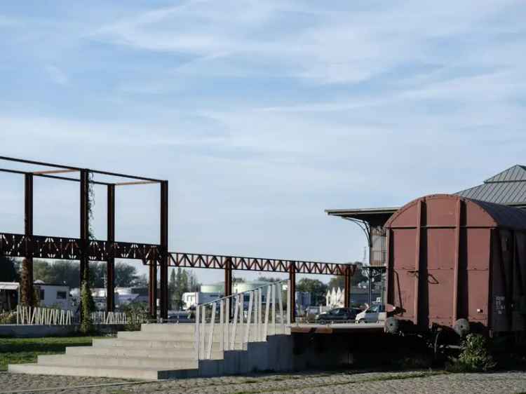 Te renoveren woning met atelier/loods, ruime tuin en bijzonder veel potentieel op een boogscheut van het stadscentrum.