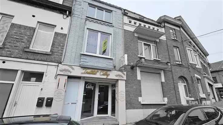 Huis Te Koop met Commerciële Ruimte en Appartement