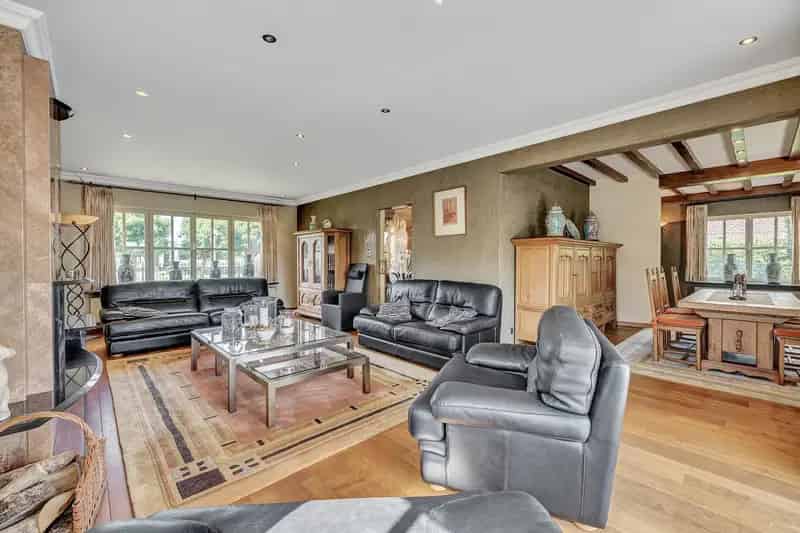 Huis te koop: Ruime villa met loods te renoveren