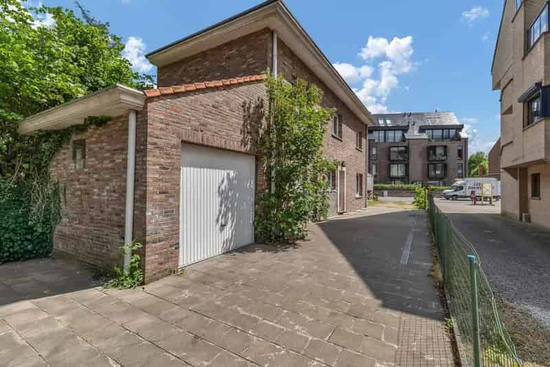 Huis te huur Erembodegem: Te renoveren woning met garage