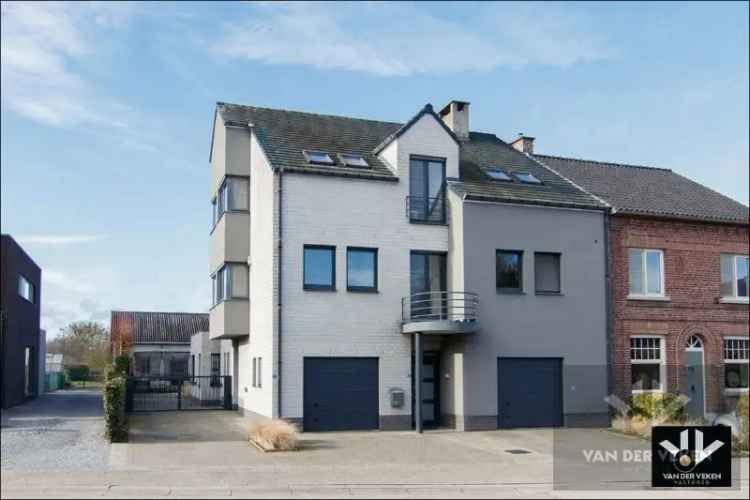 Twee Woonsten Met Paardenstallen En Weiland