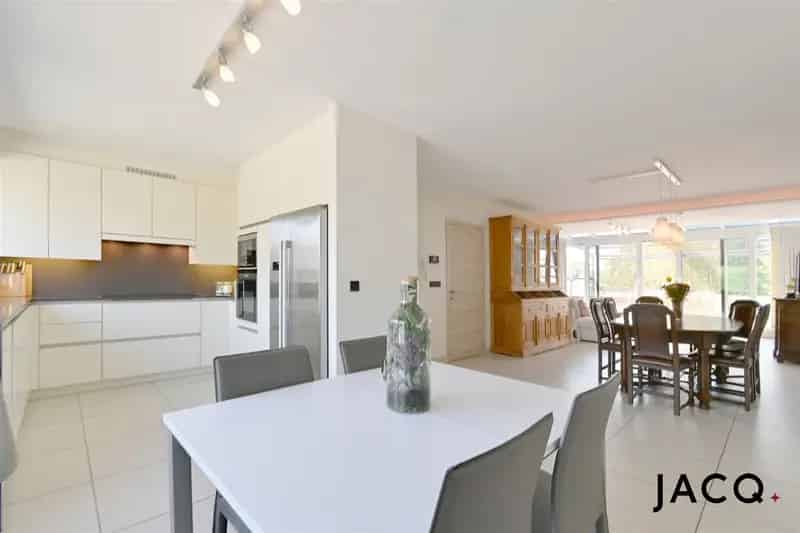Huis te huur: Ruime Bel-Etage met Zwembad en 4 slaapkamers