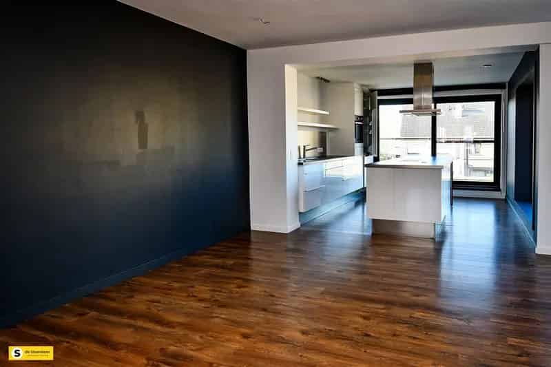 Duplex te koop: Lichtrijke woonst met terras en luxe afwerking