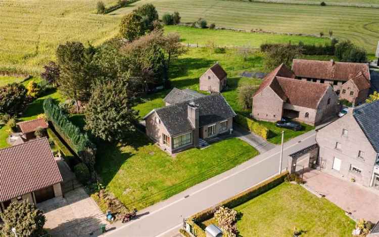 Te koop huis in Rozebeke met renoveerbare gelijkvloerse woning